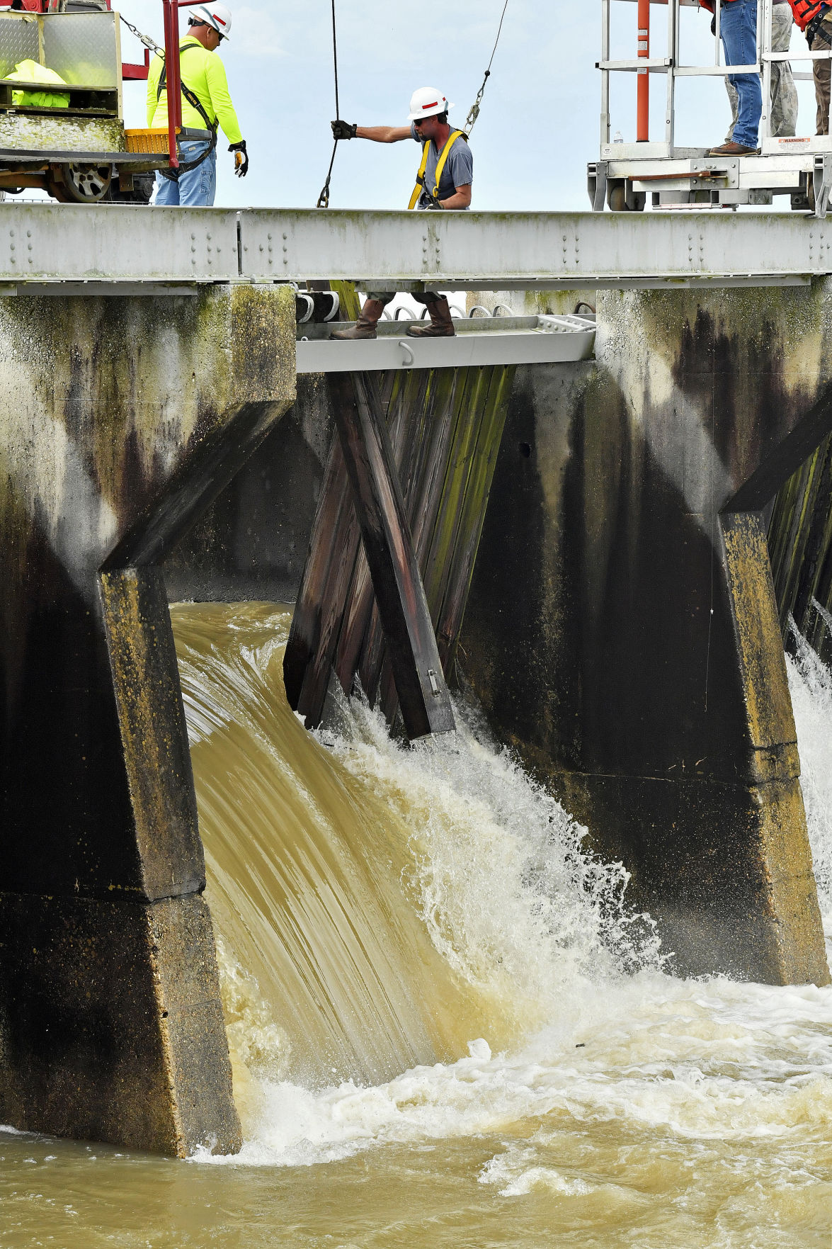 NO.spillwayopen.adv.0016.JPG